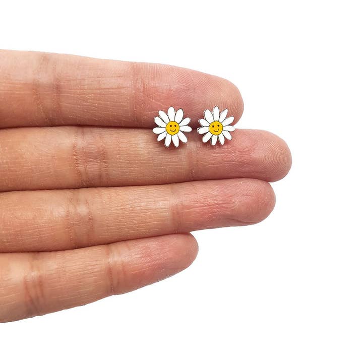 Boucles d'oreilles clous faites main Daisy pour la vente par Fawa Shah