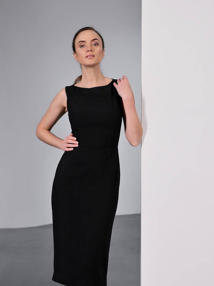 Zwarte formele kokerjurk voor wholesale door ANASTASIIA IVANOVA