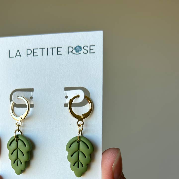Lækre olivengrønne bladøreringe, Plant Huggie Hoop Dangles for engroshandel hos La Petite Rose LLC