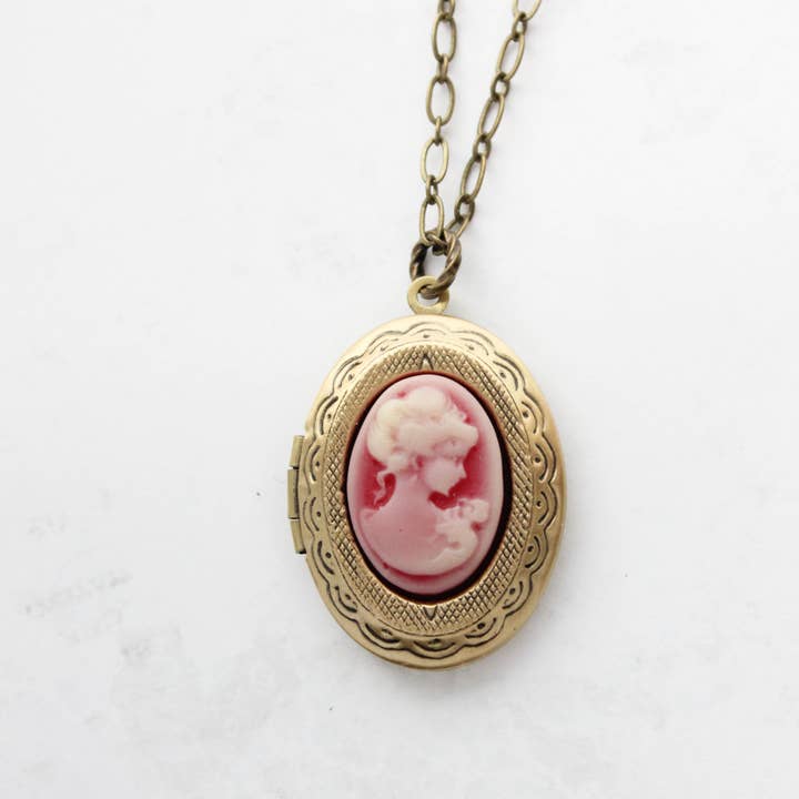 A Pocket of Posies - Vente Collier à médaillon - Collier Médaillon Camée | Camée Dame Rouge | Bijoux Souvenir