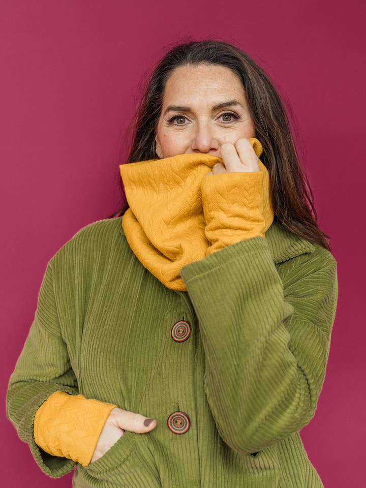 Kabelstrick-Jersey-Schal in Senfgelb für den Großhandel von Megan Crook Textiles