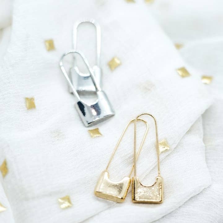 Orecchini a cerchio pendenti con graffetta a spilla di sicurezza unica in oro e argento. per la vendita all'ingrosso da parte di The Colourful Aura
