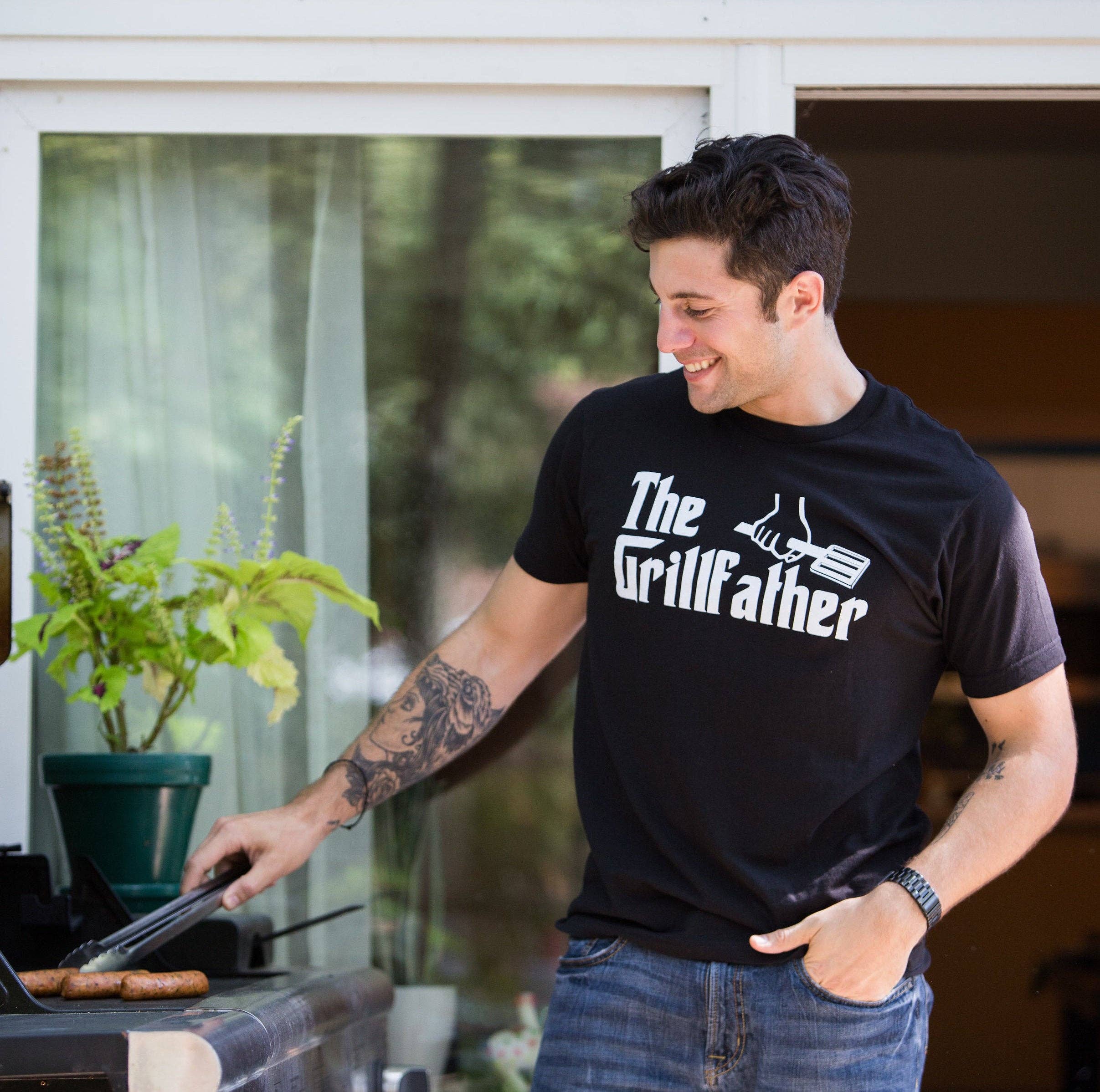 Sort The Grillfather - Sjov BBQ Grill T-shirt til Mænd for engroshandel på Faire2