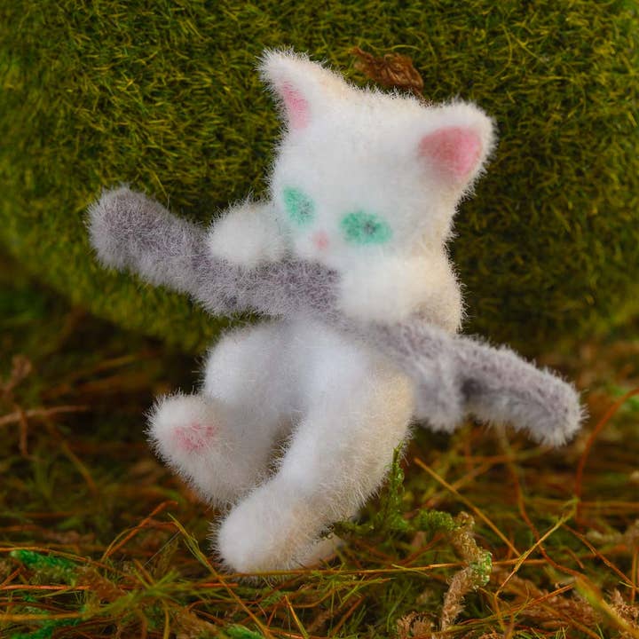 Factory Direct Craft - Vente Décorations de table - Chats miniatures d'escalade floqués de 1-1/2" (sac de 6)3