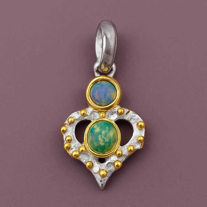 Sterlingsølv dobbelt opal hjertevedhæng med gulddetaljer for engroshandel hos Wilde Aesthetics