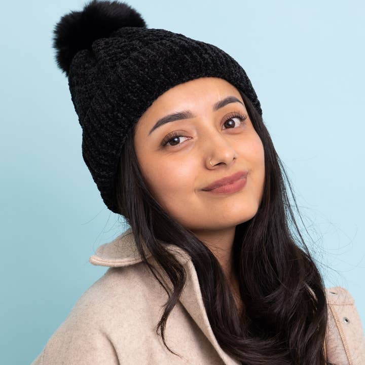 Leto Accessories – Engroshandel Beanie - Dame – Velvet kabelstrikket hue med pom - stof af højeste kvalitet