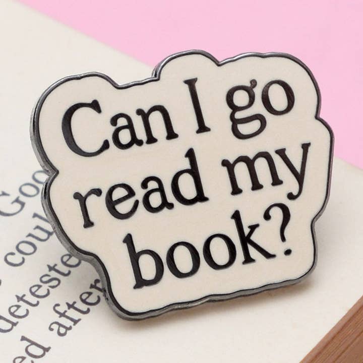 Puis-je aller lire mon livre ? - Épingle en émail pour la vente par Alphabet Bags