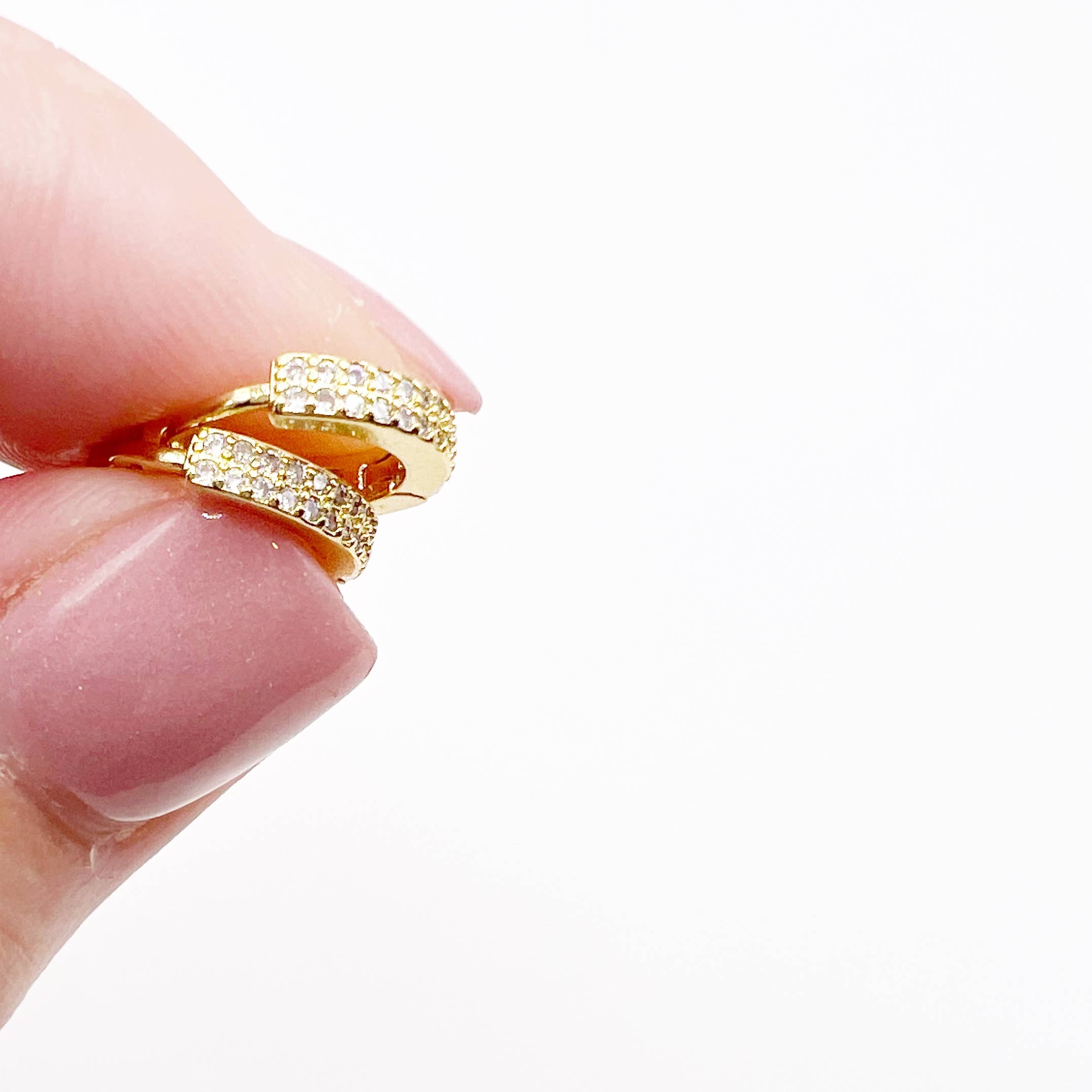 True by Kristy Jewelry - Vente Petits anneaux - Boucles d'oreilles créoles pavées scintillantes dorées3