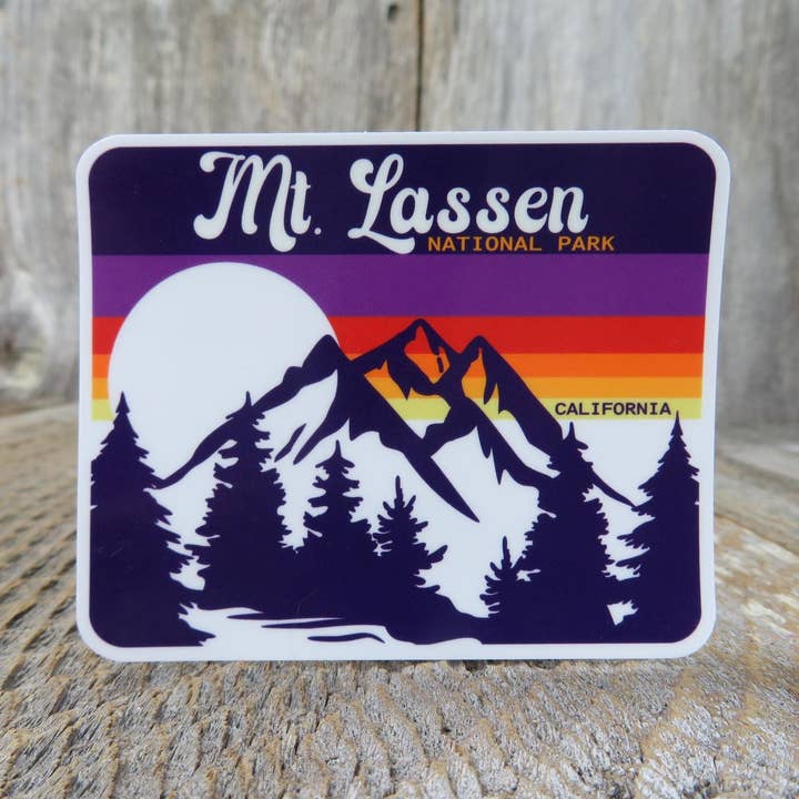 Adesivo Parco Nazionale del Monte Lassen California Vulcanico Tramonto Retrò Souvenir Adesivo per Laptop di Viaggio per la vendita all'ingrosso da parte di Kirk's Krafts