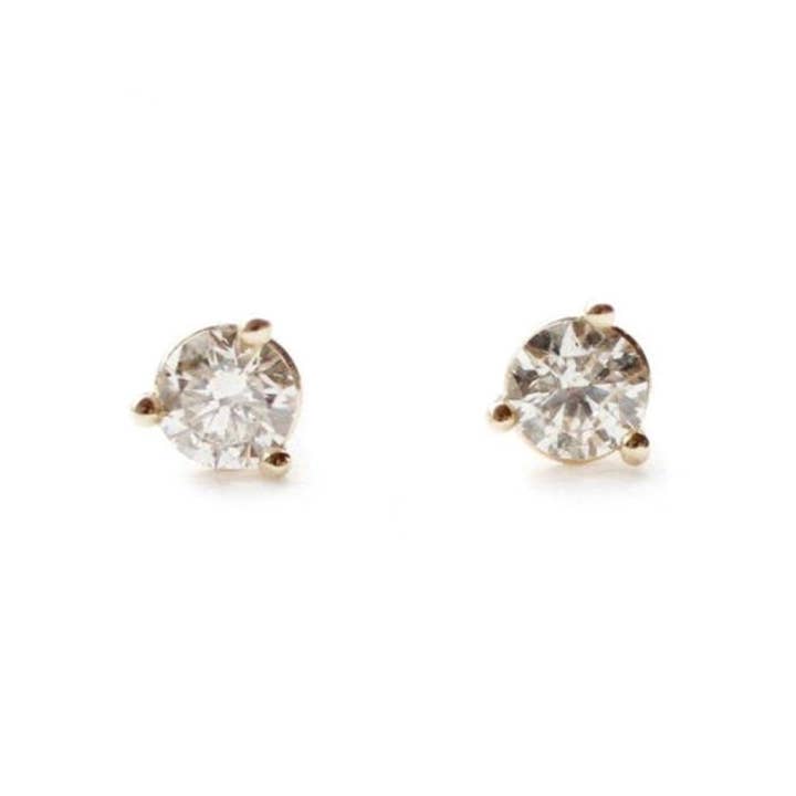 Clous d'oreilles à tige en diamant de 2 mm, 100 % naturels, sertis à 3 griffes pour la vente par AdoreJ Jewelry Wholesale