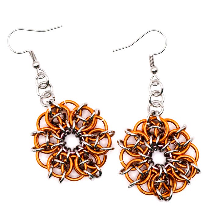 Synthetic Youths – Brincos de argola por atacado – Brincos Chainmaille de flor celta colorida6