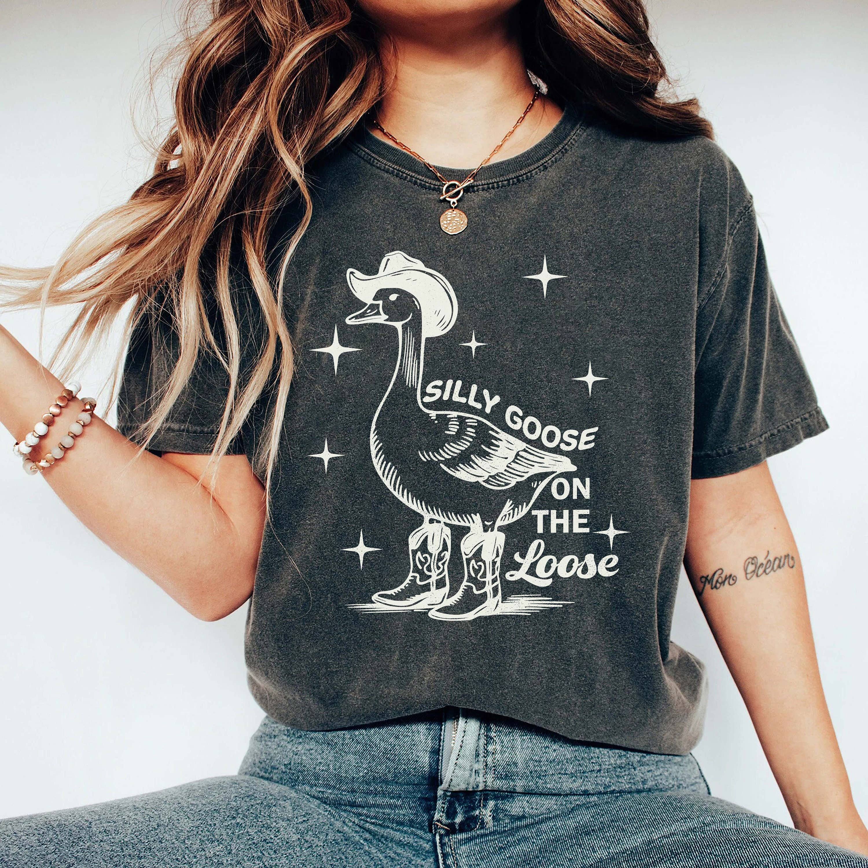 TheKingShirt - Wholesale Screen Printed T-Shirt - Women's - Comfort Colors Silly Goose On The Loose Funny Western Tee1