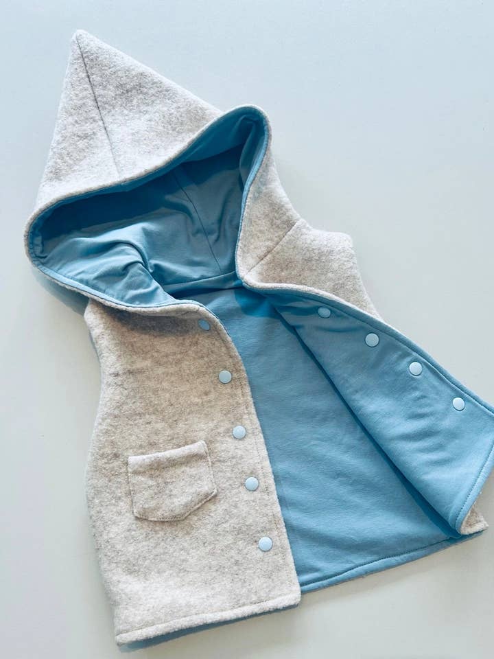 Walkweste „Küstenlicht“ – Hellbeige mit himmelblauem Futter für den Großhandel von Küstenfieber®