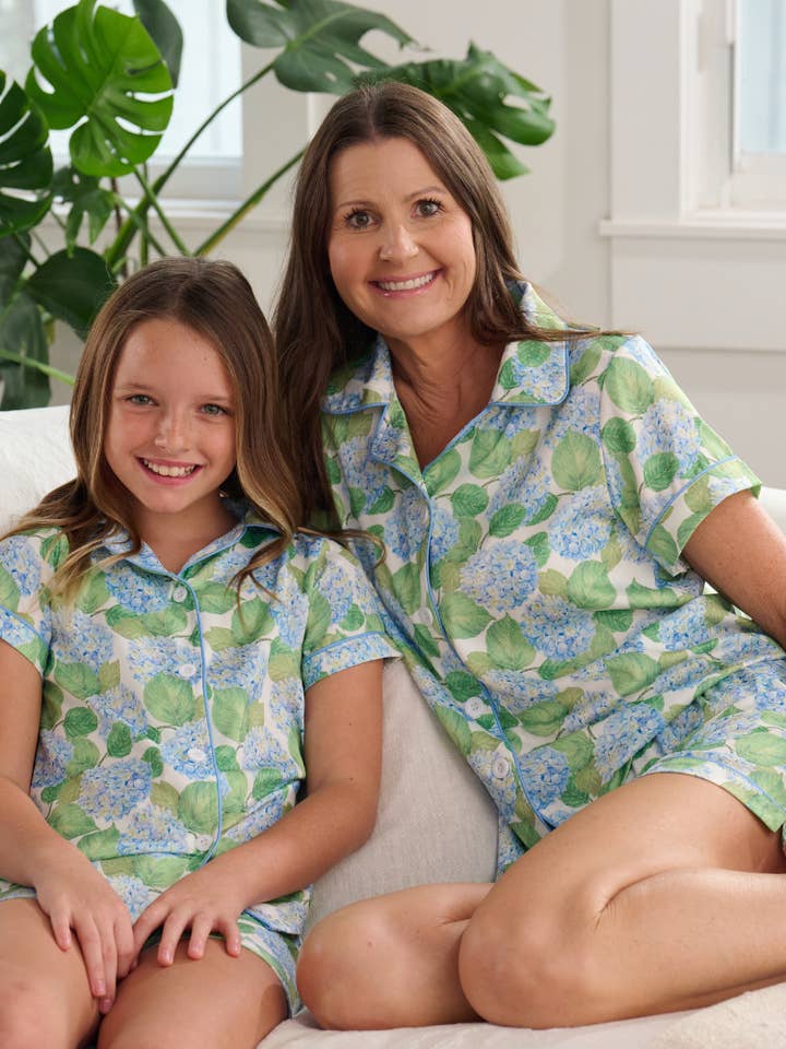 Charlie Satijnen Korte Set - Blauwe Hortensia's voor wholesale door Sugar Bee Clothing