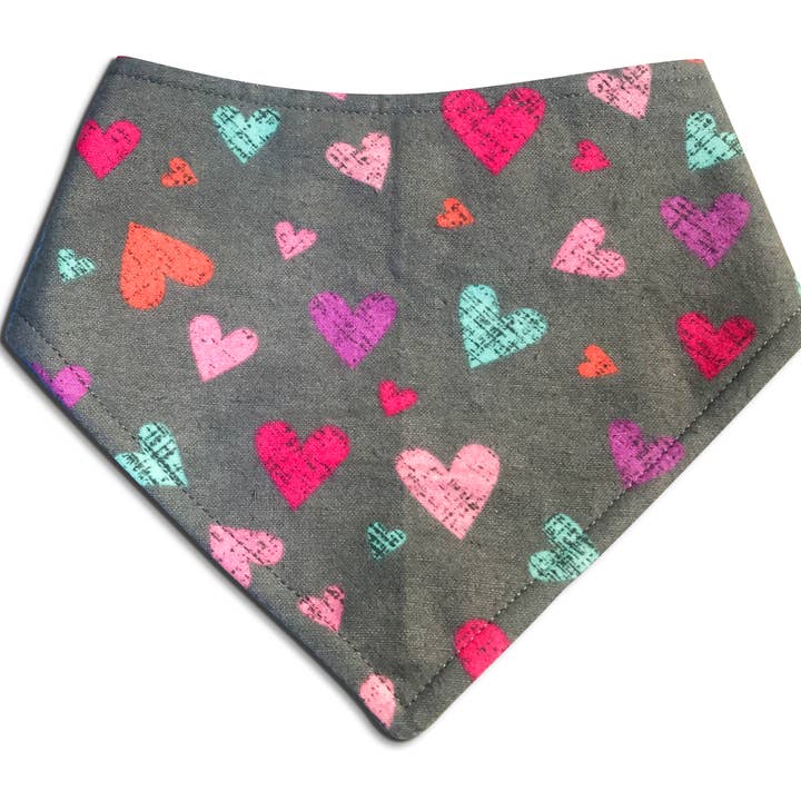 Love You - Bandana grise à motif de cœurs colorés pour la Saint-Valentin pour chiens et chats pour la vente par Very Vintage Designs