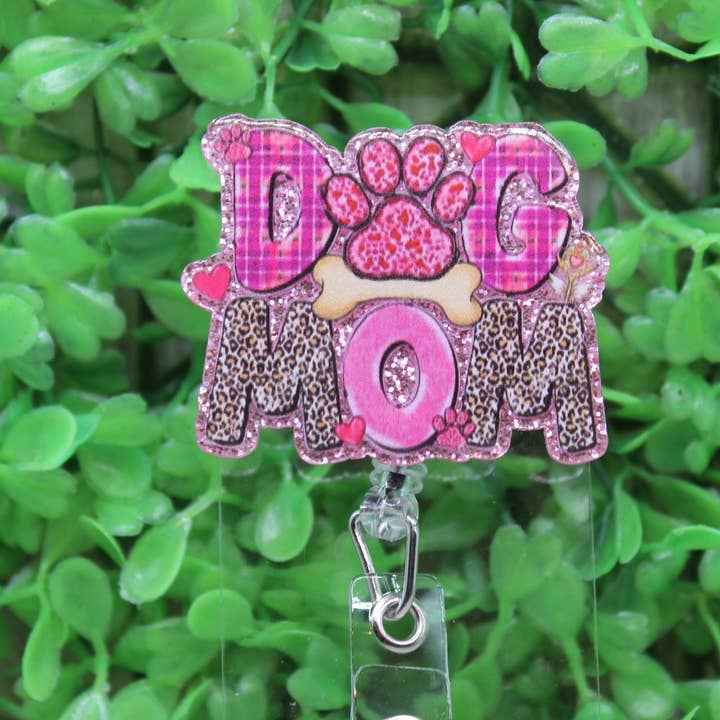 Porte-badge/porte-identifiant rose "DOG MOM" pour la vente par Hylidae Boutique