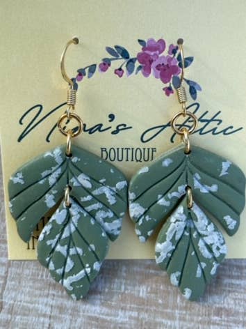 Hunter Green mit weißem Laub baumelnde Clay Ohrringe für den Großhandel von Nina’s Attic