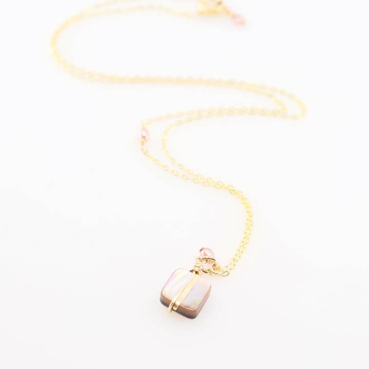 Einfache Tropfenhalskette mit Abalone und rosafarbener Süßwasserperle für den Großhandel von J. Mills Studio