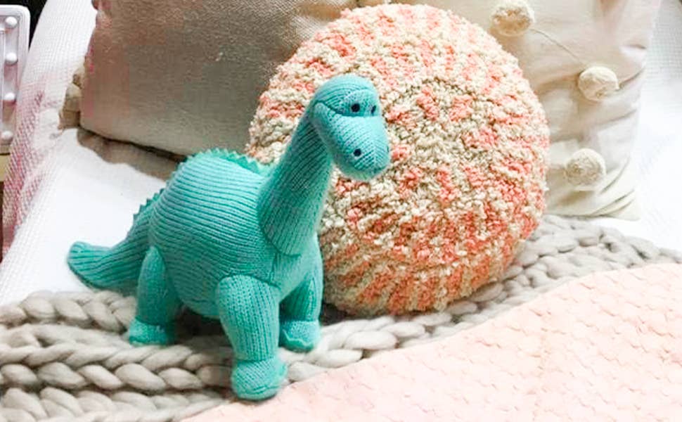 Best Years Ltd – wholesale Fyllda/plyschleksaker - Barn och baby – Stickad Diplodocus Mjukisdinosaurie - Isblå15