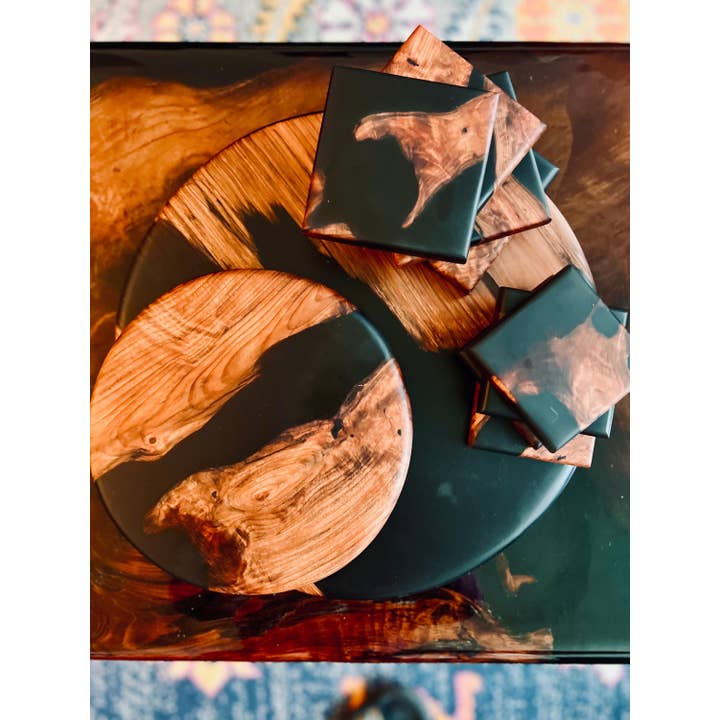 Ensemble de planche et plateau de charcuterie en loupe de séquoia et résine pour la vente par DapperwoodSF