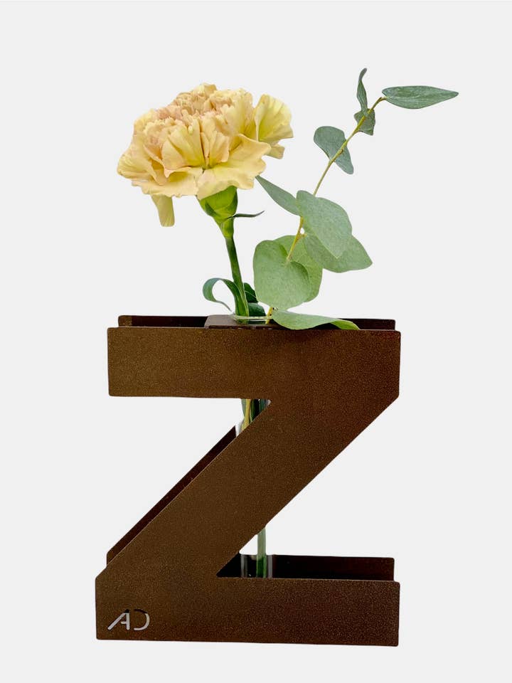 Enkel blomma Corten vas bokstaven Z för wholesale av Alphabet Design