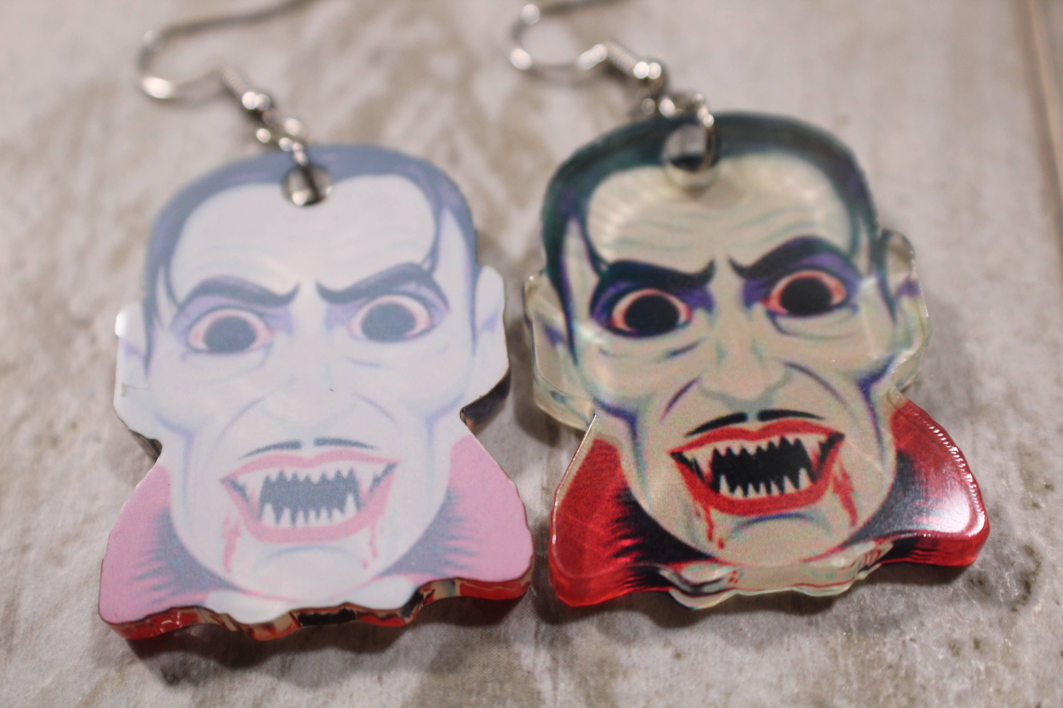 Raven Design - Vente Boucles d'oreilles pendantes - Boucles d'oreilles pendantes en acrylique // Masque de vampire1