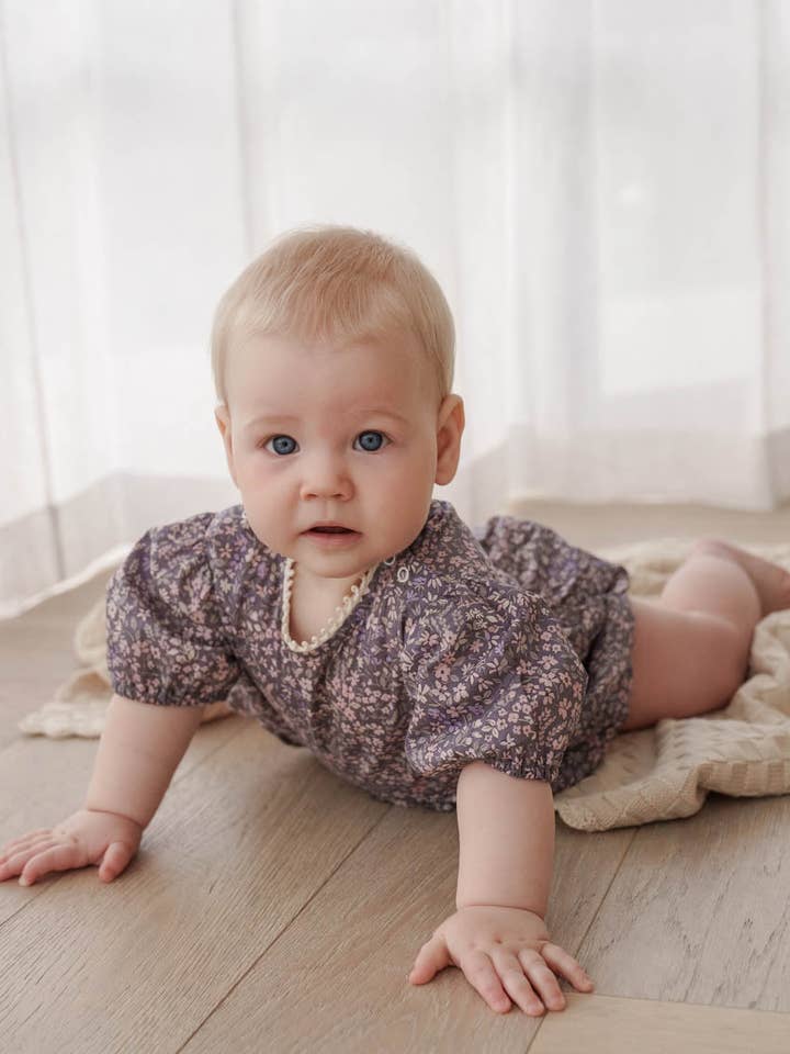 RAI & CO – Engroshandel Romper - Baby – Eliza Blomstret Buksedragt2