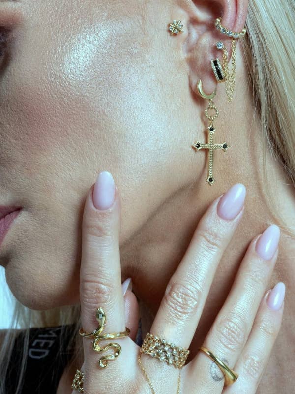 Boucle d'oreille manchette avec chaînes et diamants CZ Stud « Adelle » pour la vente par Nayla Jewelry