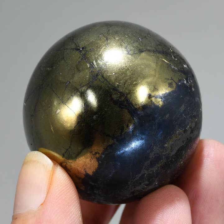 Covellite bleue rare de 166 g, 43 mm, avec sphère en cristal de pyrite, Pérou pour la vente par Caspar Curiosities