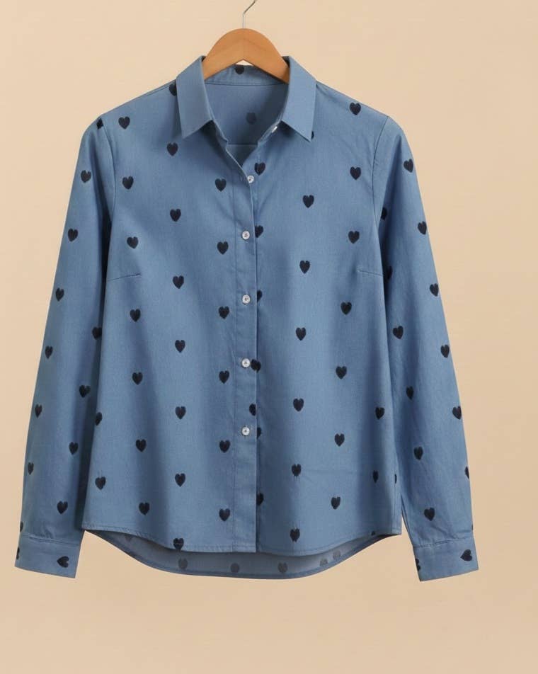 MOOYA – Camisa com botões no colarinho – Mulher por atacado – Camisa jeans com bordado de corações azul-marinho - SJ0021