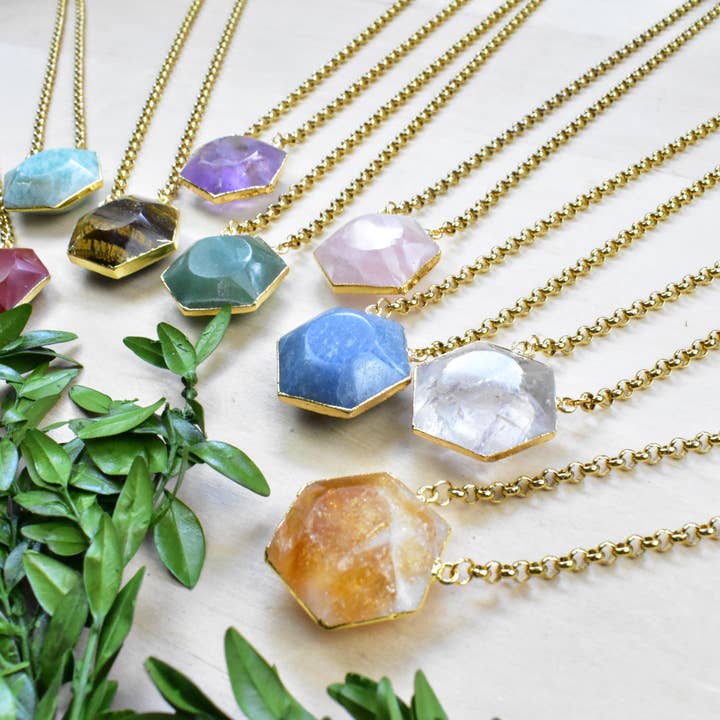 Ewelina Pas Jewelry – wholesale Hänge-/berlockhalsband – Astris/// Guld Ädelsten Hexagon Halsband