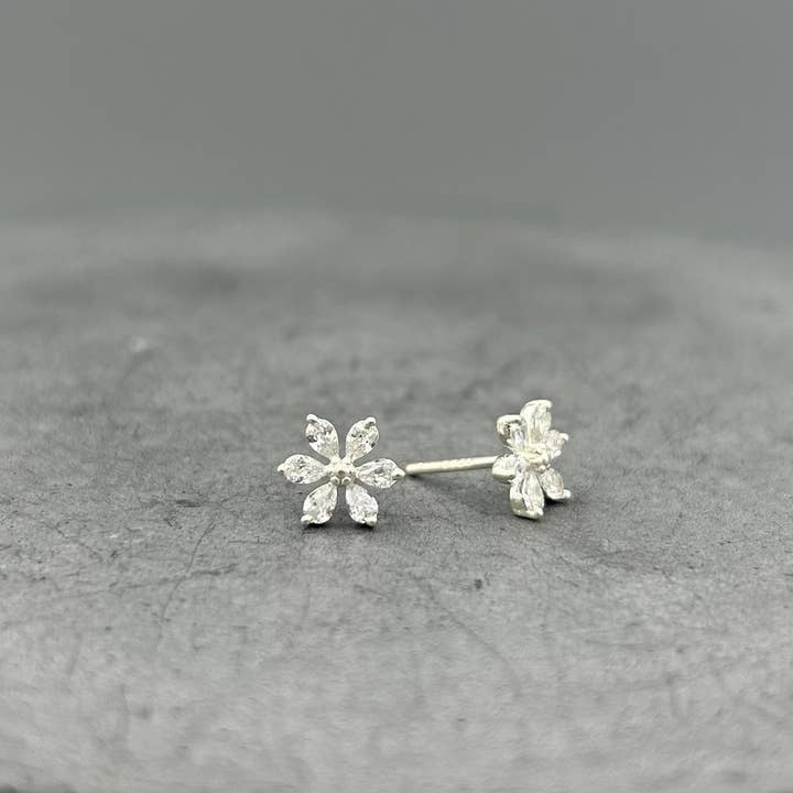 Grandes puces d'oreilles fleur CZ pour la vente par Something Silver
