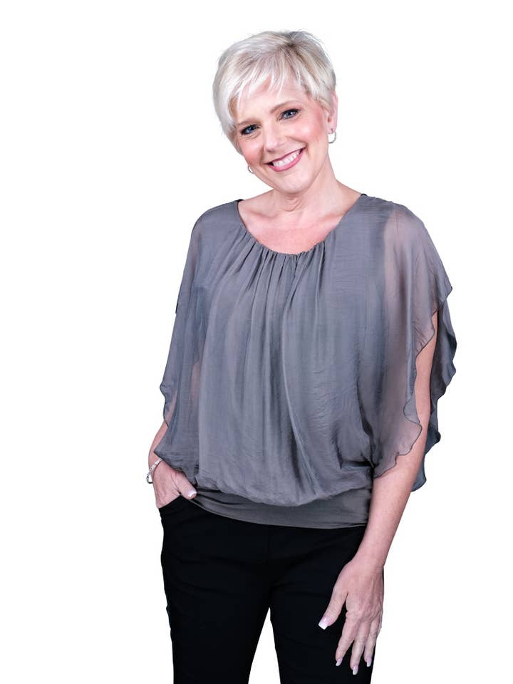 TINA Stephens Italy/Tees By Tina – Engroshandel Bluse - Dame – Aurora Flutter Fly Sleeve Silke Top m/Band Bund (BSS202)27