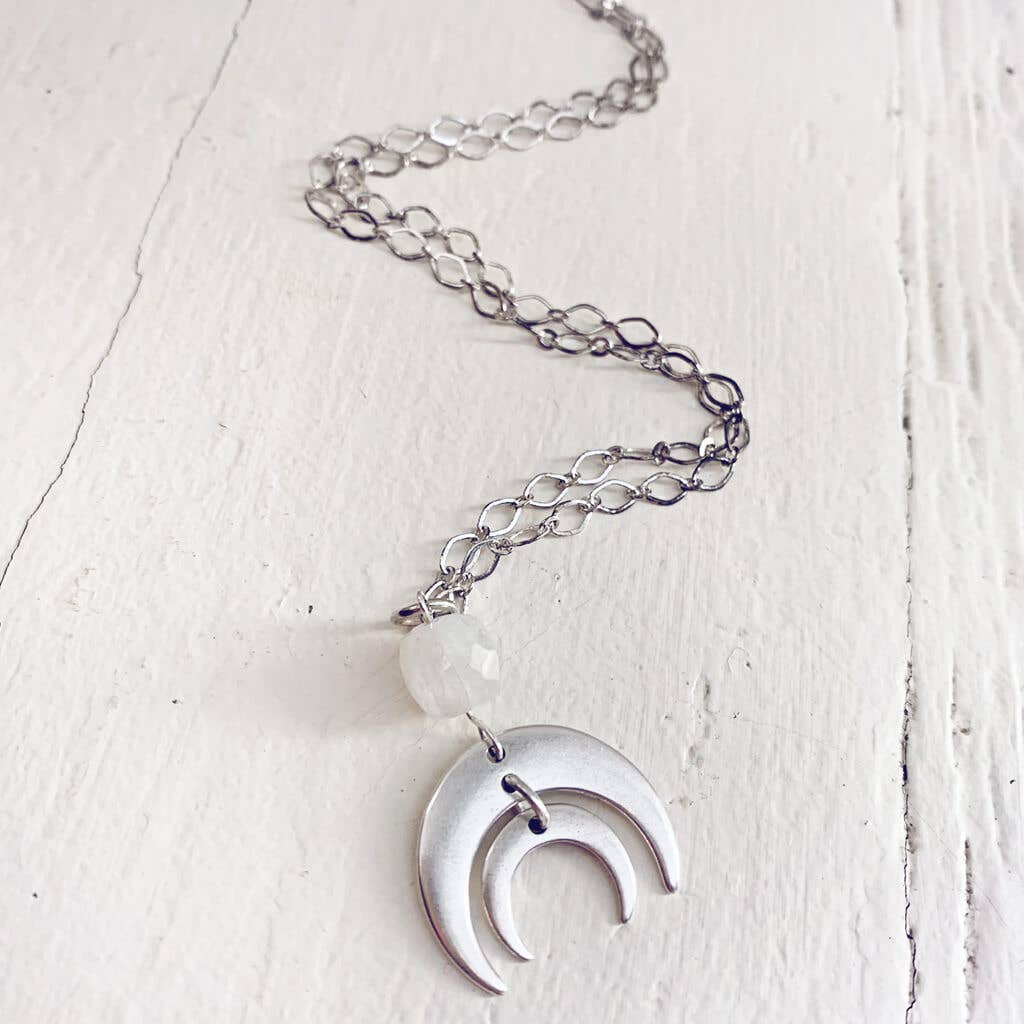 Peacock & Lime – Großhandel Kette mit Anhänger/Charm – Apollo und Artemis/Halskette mit doppeltem Halbmond0