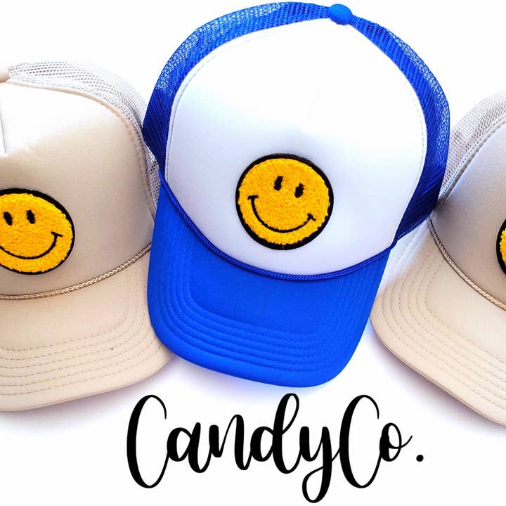 The Candy Collections - Wholesale Truckerpet - Dames - Tan khaki Chenille Smiley Face Trucker Hat pet sweater1
