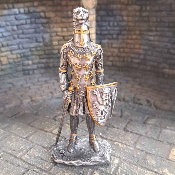 Timeline Gifts Ltd - Wholesale Decorative Figurine - Metal Knight Statue - 13th Century Lion Crested Knight3