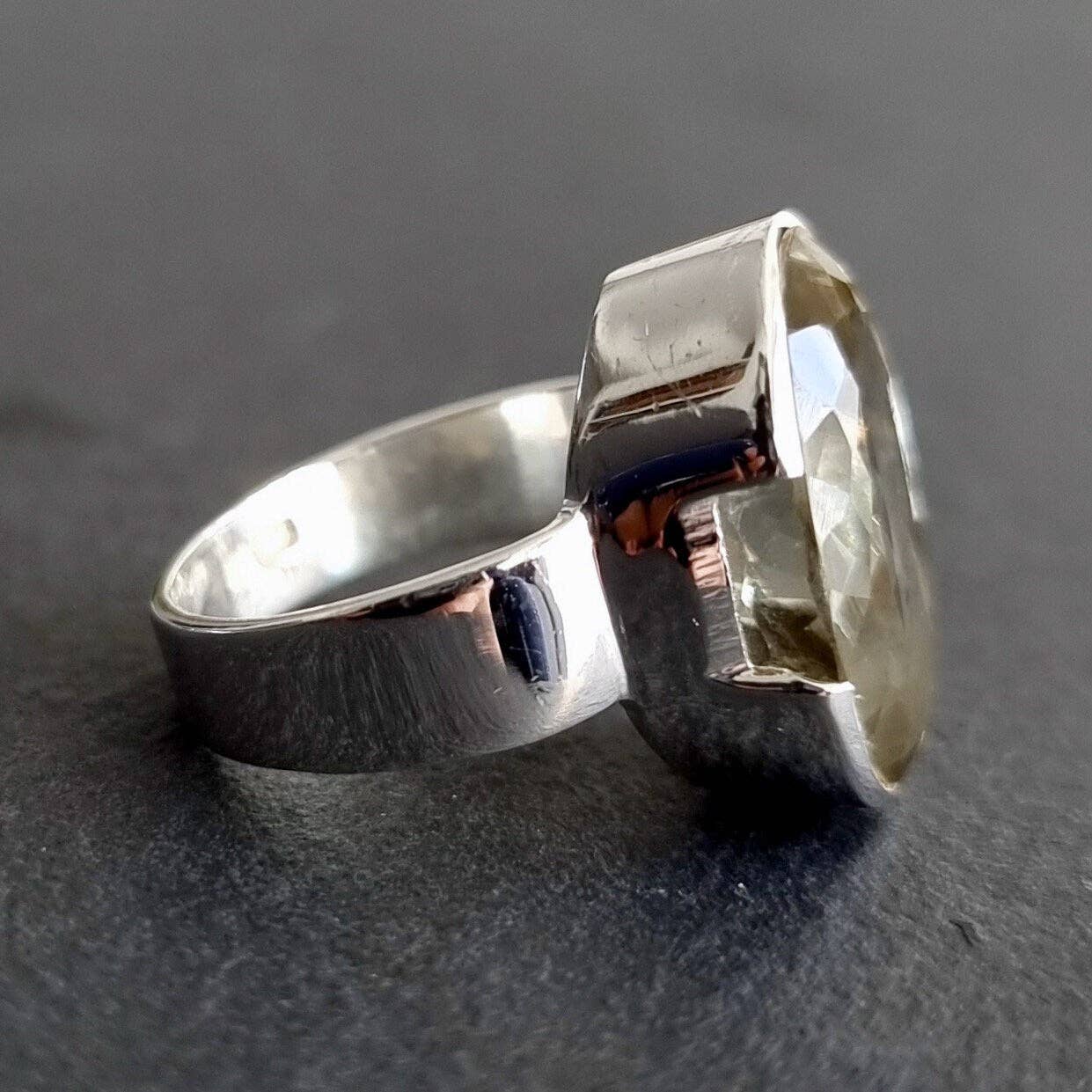 Mistry Gems – Großhandel Cocktail-/Statement-Ring – Designer Großer Ovaler Grüner Amethyst-Ring |925 Sterlingsilber, R1106