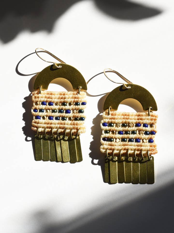 Orecchini ad Arco Arazzo per la vendita all'ingrosso da parte di AMiRA jewelry