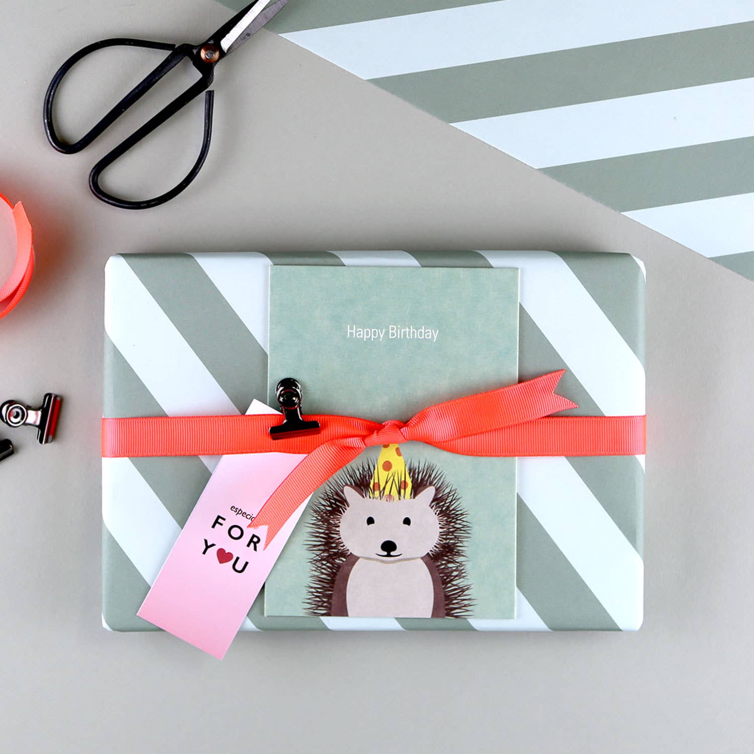 Kunst an Papier – papel de embrulho por atacado – Papel de embrulho listrado Cloe em tom sálvia2