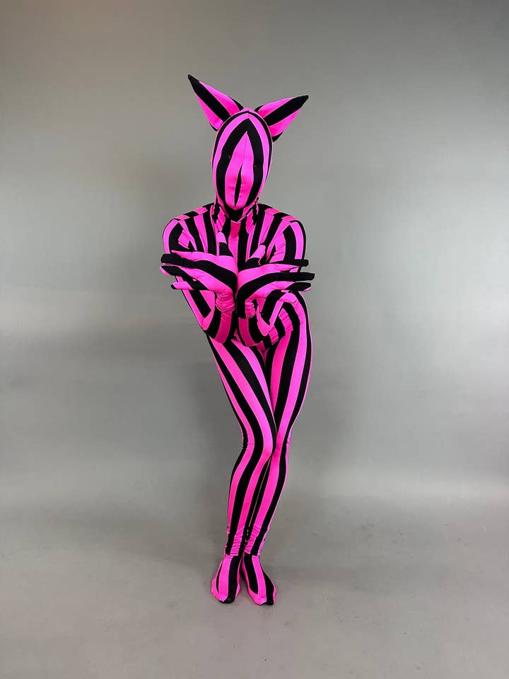 Fato de gato de corpo inteiro às riscas rosa e preto, gola alta, catsuit de mangas compridas, inclui capuz por atacado de Kikimora Fashion