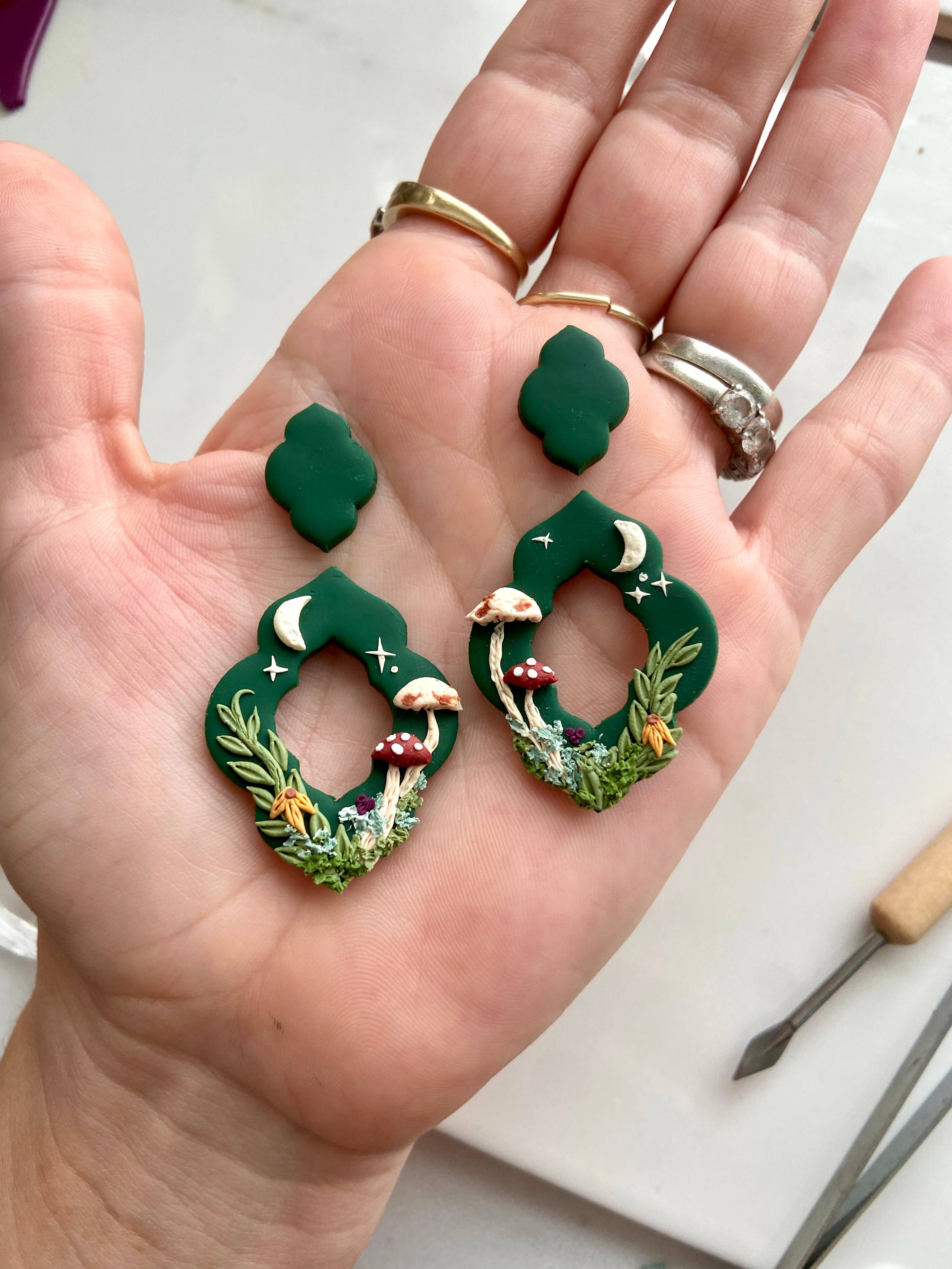 Everything Ky and I - Vendita all'ingrosso Orecchini pendenti - Cottage Core Forest scena ciondola4