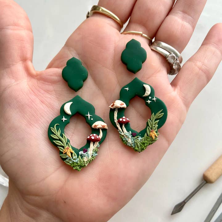 Everything Ky and I - Vendita all'ingrosso Orecchini pendenti - Cottage Core Forest scena ciondola4