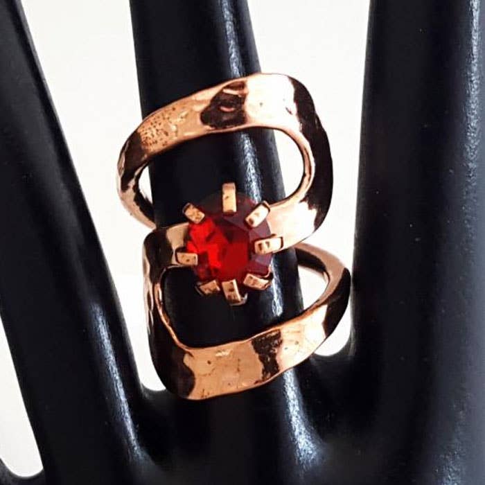 Costello International – wholesale Cocktail/Statement Ring – Kubisk Zirkonia Hamrad Ren Helande Koppar Art Nouveau Ring2