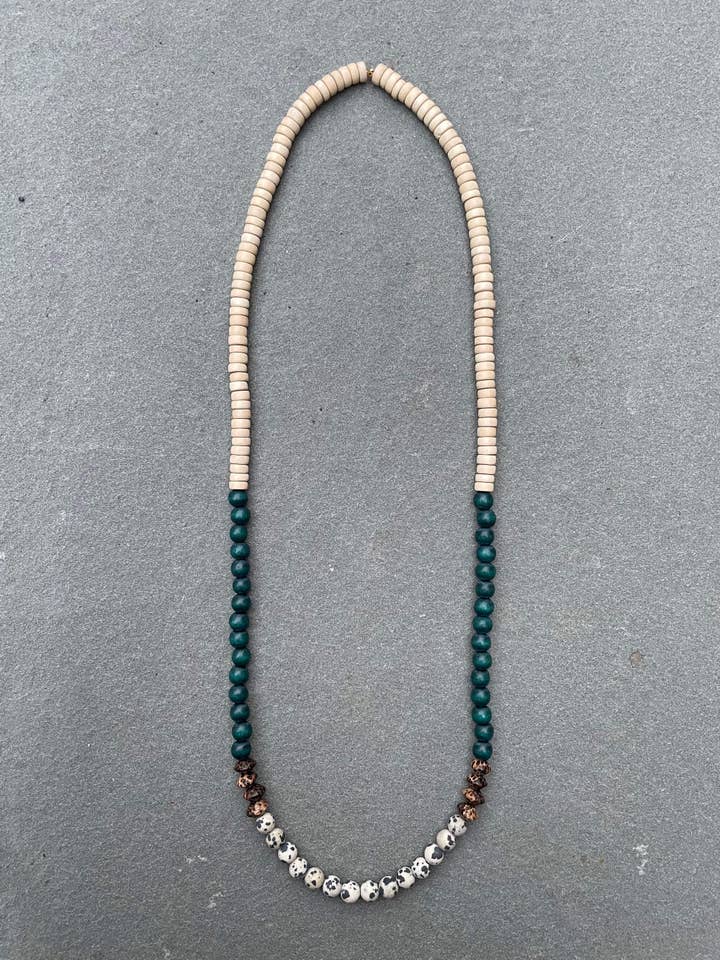 Collier en bois et pierre vert chasseur avec jaspe dalmatien pour la vente par Seyyah