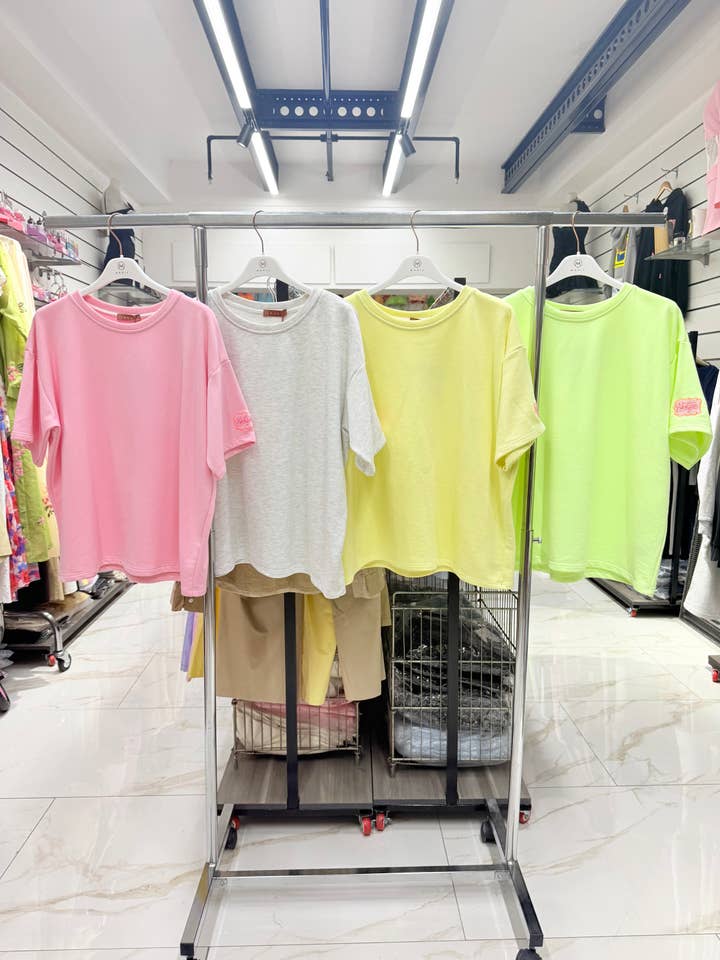 Maxi-sweatshirt met korte mouwen en een geborduurde vintageletter voor wholesale door Chilli Girl Collection