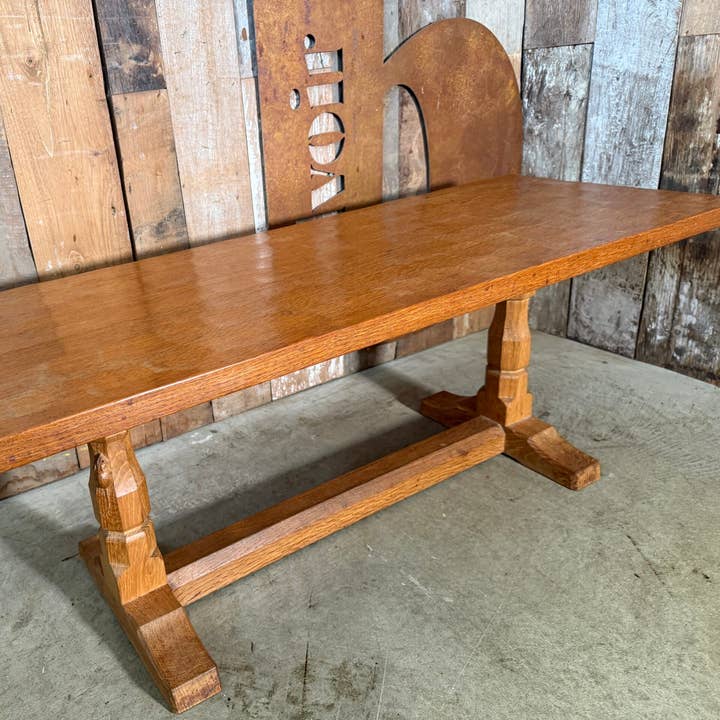 Table basse Arts and Crafts en chêne vintage Mouseman pour la vente par belvoir