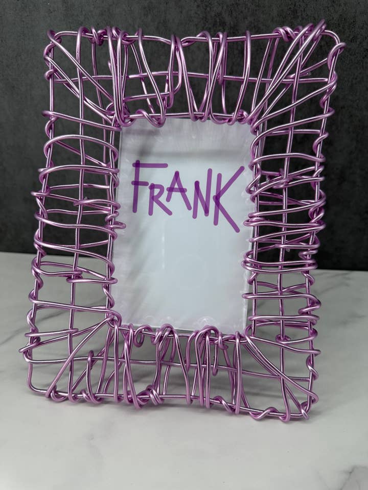 Cadre photo en fil métallique « Core » (fenêtre de 4 x 6 pouces) couleur rose clair pour la vente par Frank Steil San Francisco