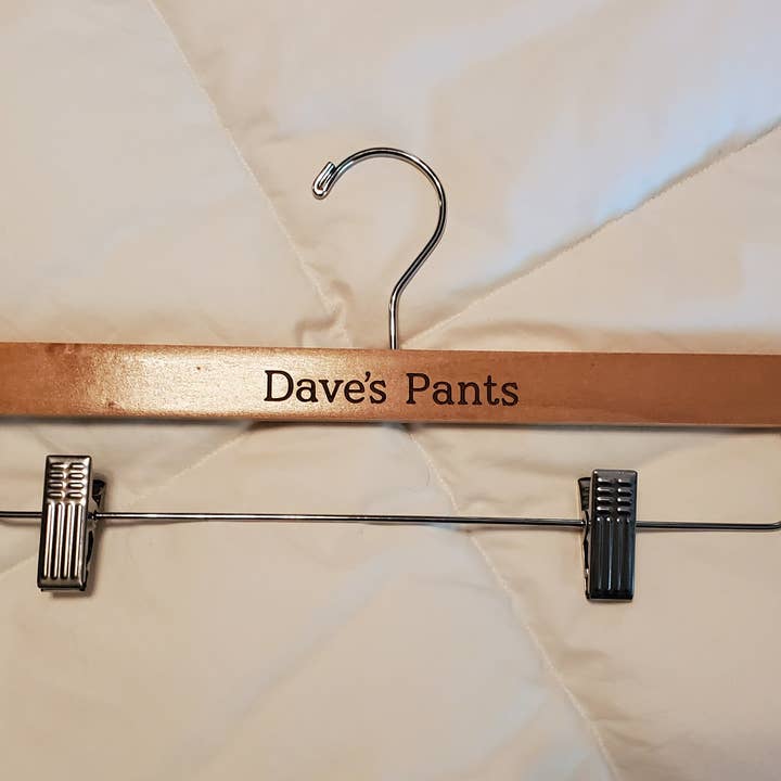 Hazel Grove Customs – Großhandel Kleiderbügel – Personalisierter Hosenbügel, Gravierter Hochzeits-Hosen-Aufhänger, Gravierter Rock Hanger, Braut und Bräutigam Hosen graviert Kleiderbügel