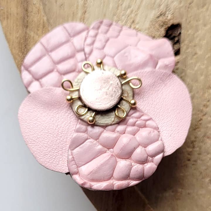 Broche flor de cerejeira rosa em couro e ouro laminado por atacado de Onëhj
