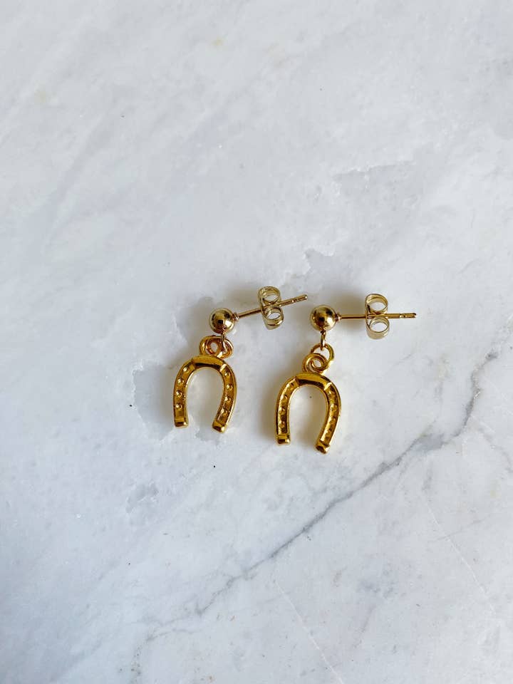 Guldhestesko Ørestikker • Boho Western Lykkebringende Charm for engroshandel hos Salt & Pine